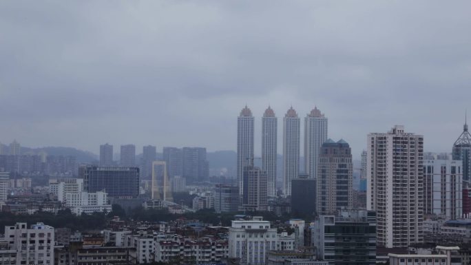 城市上空下雨前