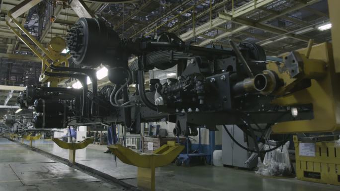 工厂重型矿用卡车的生产流程。
