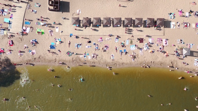 一大群人在海滩上晒日光浴