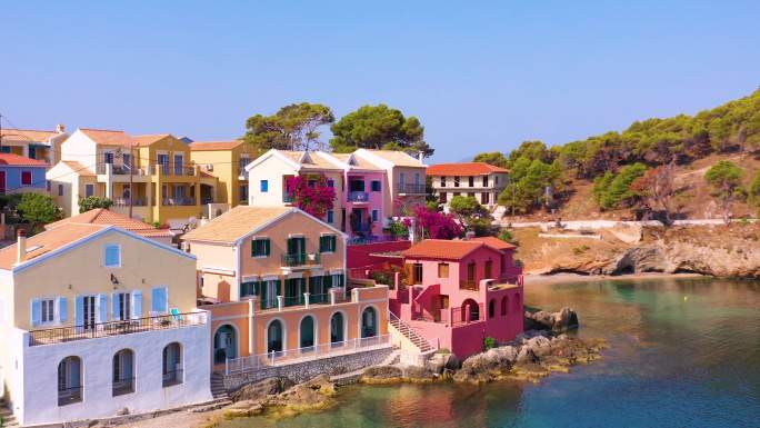 地中海岛屿上美丽的小村庄鸟瞰图