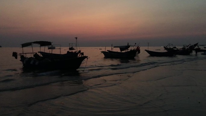 广西涠洲岛海滩上停泊的渔船