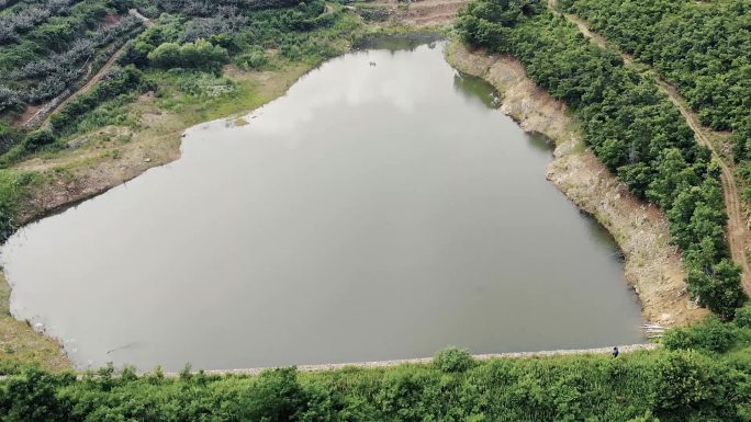 航拍四面环山的山村 山沟石头水库乡村小村