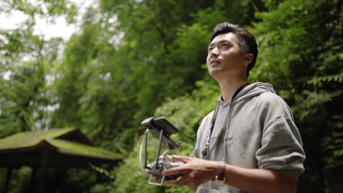 男人遥控航拍飞机