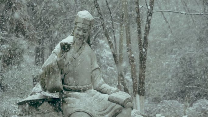 李时珍雕像雪景