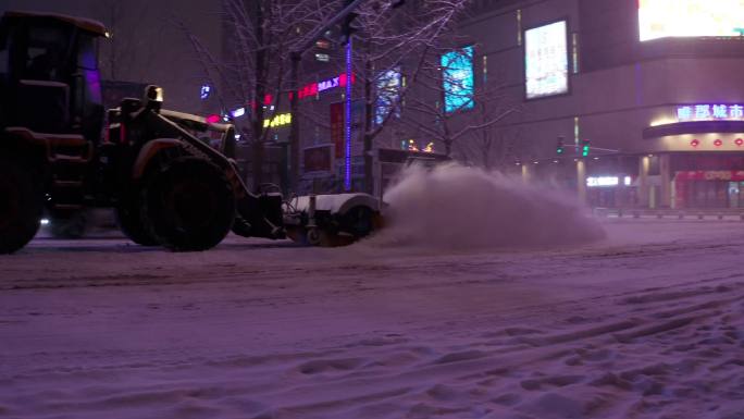 冰天雪地雪夜铲雪车