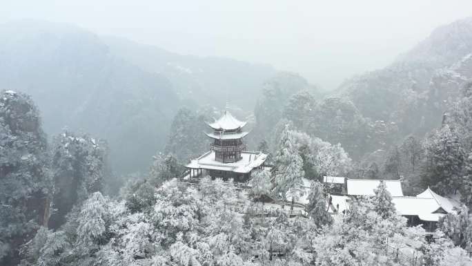 4K航拍冰雪中的张家界黄石寨