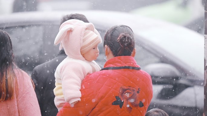 大雪中抱着孩子