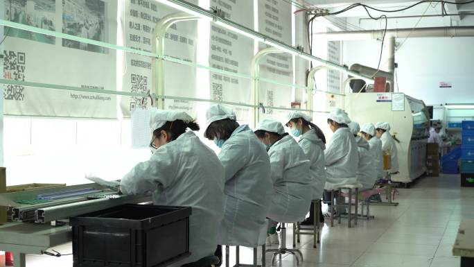 电子厂生产加工工人设备制造富士康芯片厂房