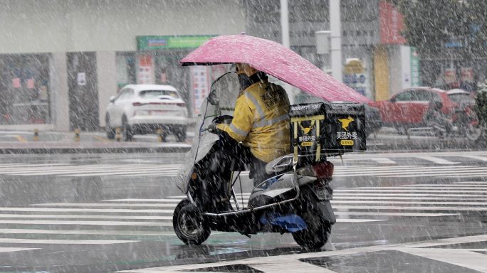 雪中快递员 下雪送快递