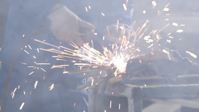 电焊焊接溅起火花