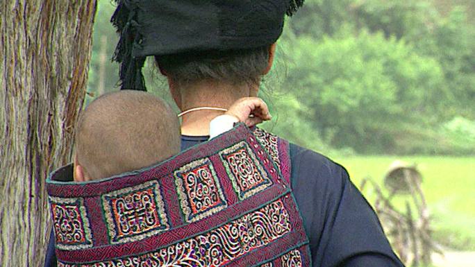 水族、彝族妇女织布、歌舞
