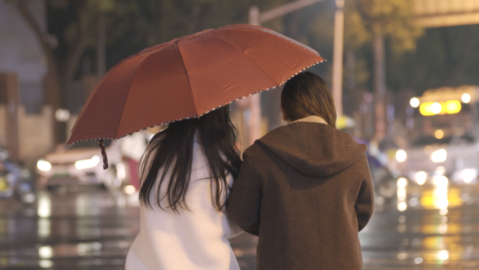 暴风雨天街道路口人群人文