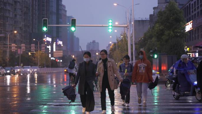 雨天路口斑马线行人