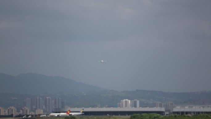 重庆江北机场实拍飞机落地