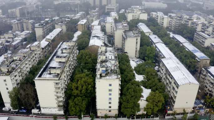 4k航拍老小区雪景 水塔 绿化好