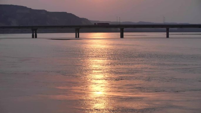 金色的黄河水和夕阳下的黄河大桥