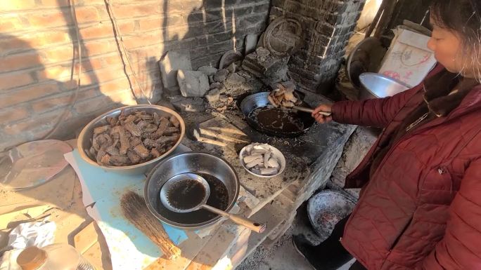 老家炸鱼做饭传统炉灶刀鱼古老过年