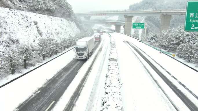 4K 航拍高速公路清除积雪恢复交通