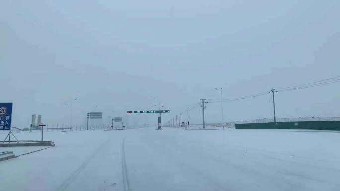 雪天行车-雪地-大雪交通-极端天气交通