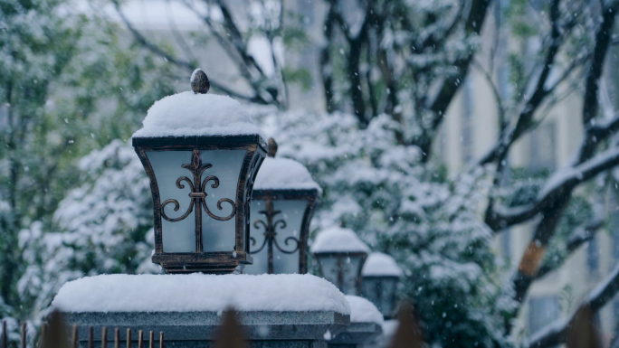 唯美雪景漫天雪花飘落小院枝头冬季路灯雪景