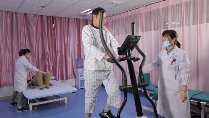 护士帮助病人进行康复训练