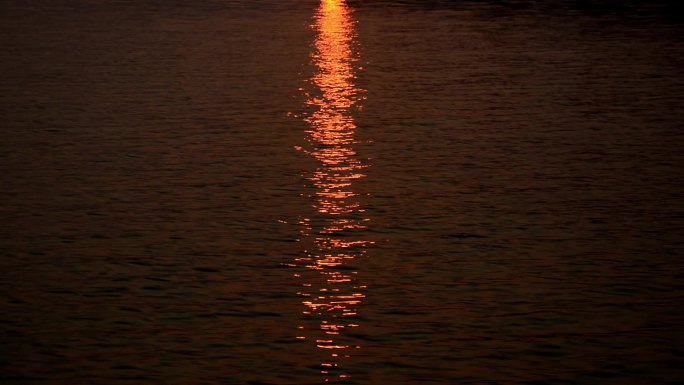 黄昏时的湖边