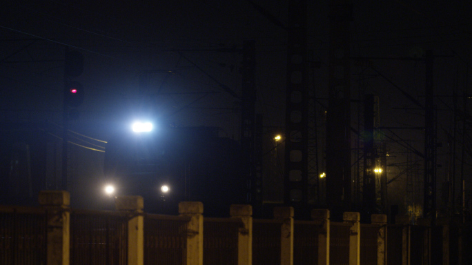夜里，行驶的火车头，