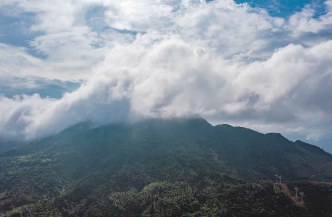 云顶天宫上白云飘飘远处山峦叠嶂