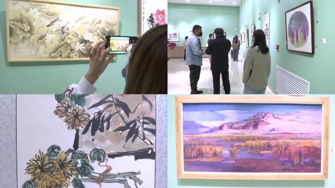 市民在美术馆参观个人画展