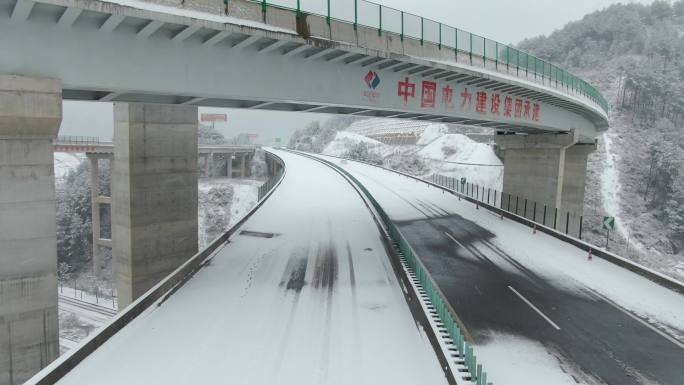 4K 航拍冬天大雪天中的高速公路
