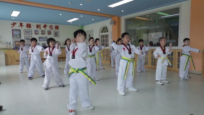小学生练习跆拳