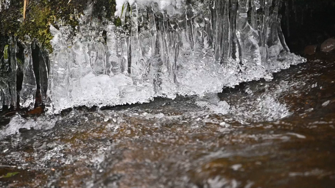 冬季结冰的溪流自然韵律