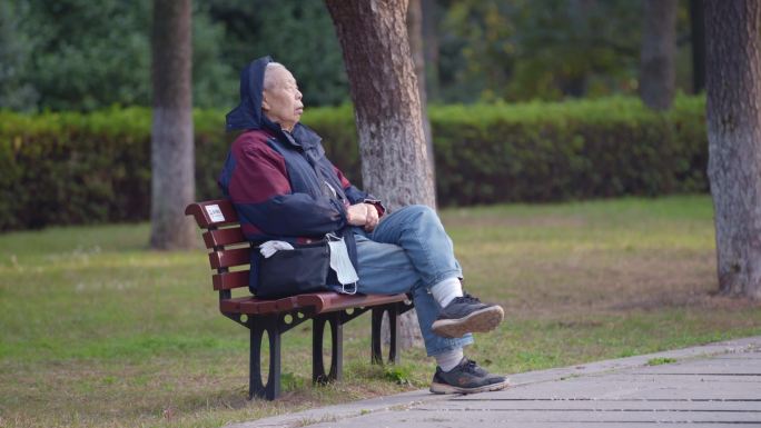 公园老人坐在长椅上休息