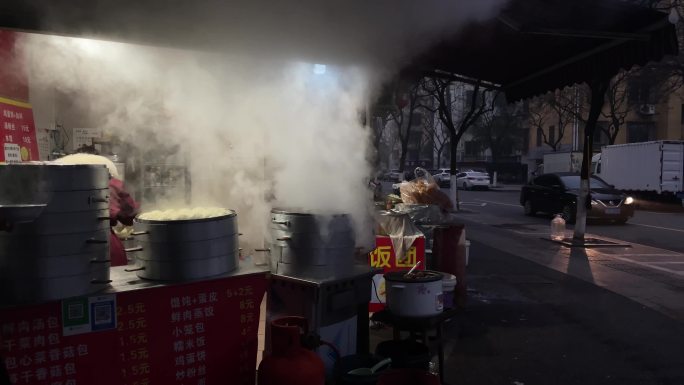 城市早晨街头早餐店热气蒸腾馒头包子铺