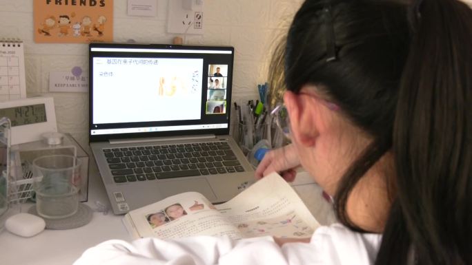 初中生大学生在家里利用电脑手机上网课学习