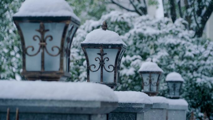 大雪纷飞唯美意境小院雪景视频雪花升格下雪