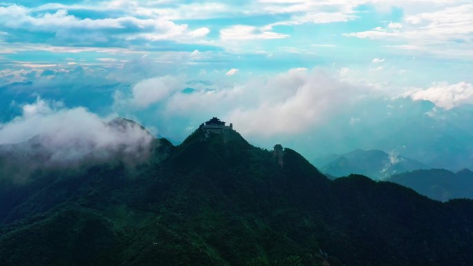 云顶天宫上白云飘飘远处山峦叠嶂