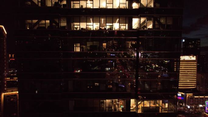夜晚高楼大厦的窗户航拍