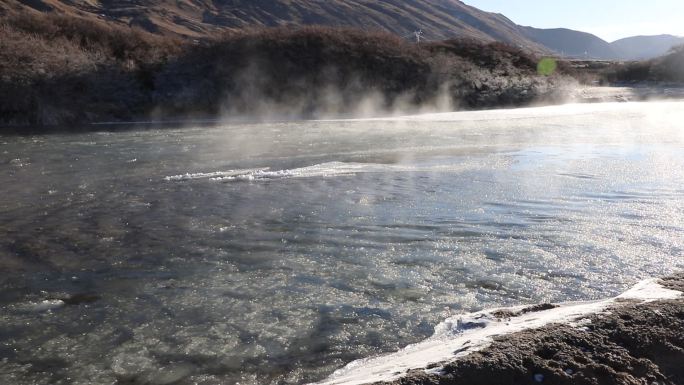 航拍四川甘孜理塘无量河冬天雾气缭绕