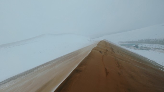 甘肃敦煌月牙泉鸣沙山景区雪景穿越机航拍