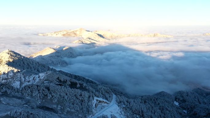 航拍神农架雪景云雾延时