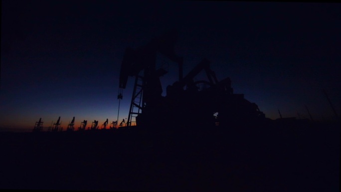 夜幕下的吉林油田丛式井抽油机采油现场