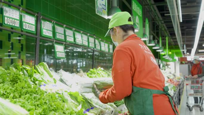超市空镜 员工 整理蔬菜