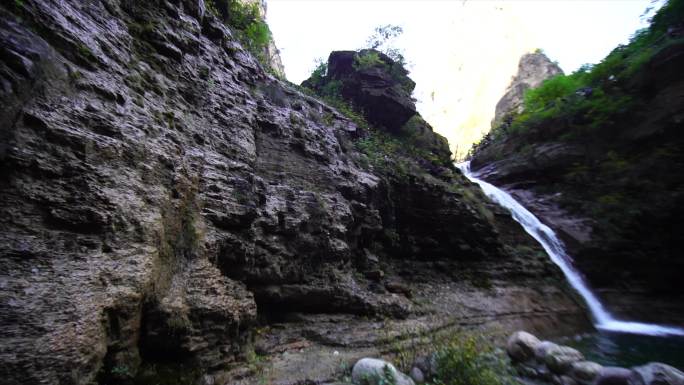 岩石缝隙滴水和瀑布