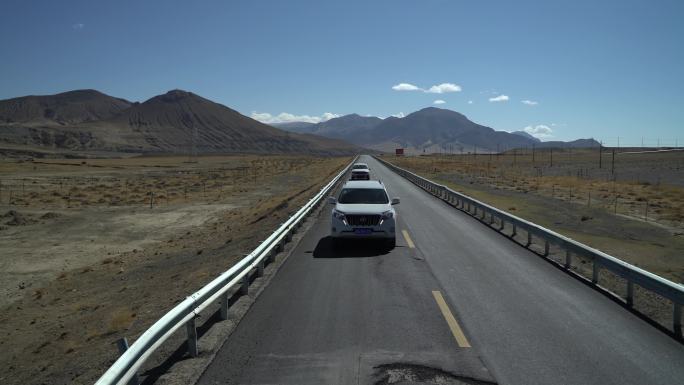 车辆行驶在西藏高原公路