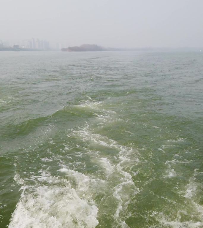 襄阳汉江城市风光船行驶后的波浪花