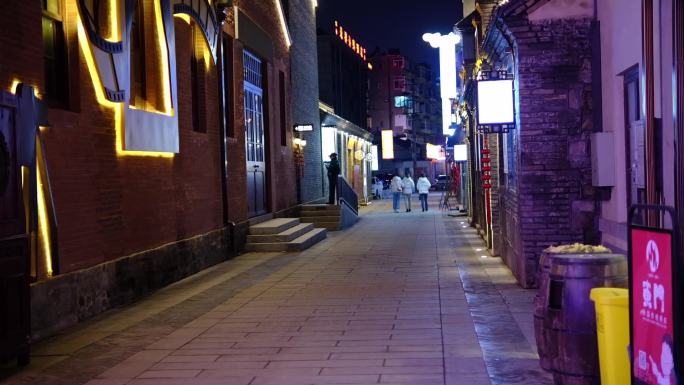 夜间就酒吧步行街休闲散步的市民