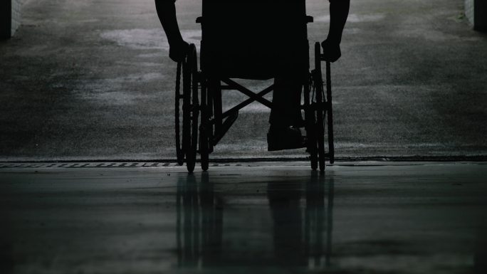 残疾人轮椅前进剪影视频