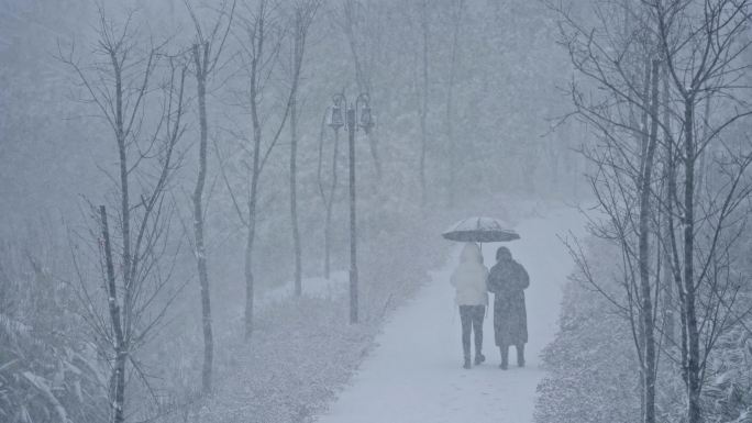 下大雪时在雪上步行的人