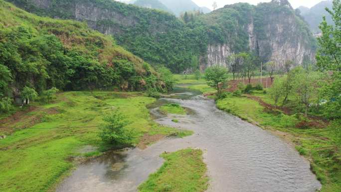 在乡村，山间河流的美丽景观